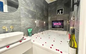 Cloud9 Guest House - By Coastline Retreats - Free Parking Included - 2 Bedroom Self Contained Garden Flat - Luxury 2 Person Bath, Netflix, Superfast Wifi